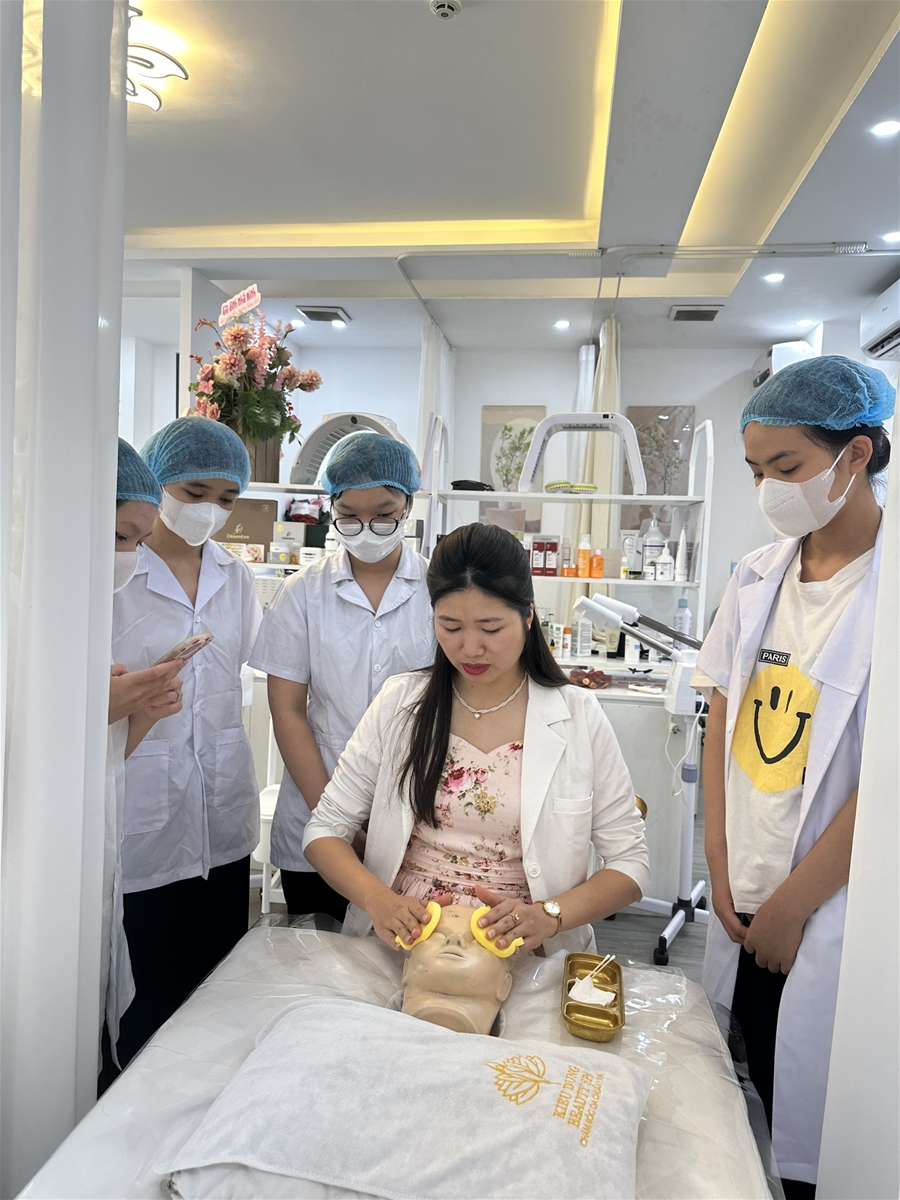 Những hình ảnh đẹp của các bạn Học viên ngành: Chăm sóc sắc đẹp - Khóa: 2023 - 2025 của Trường Trung Cấp Việt - Nhật