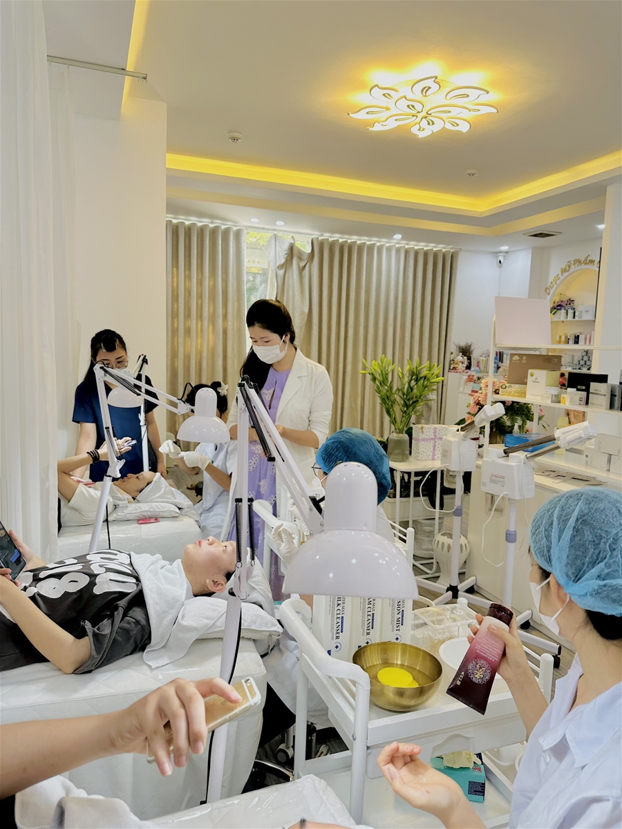 Những hình ảnh đẹp của các bạn Học viên ngành: Chăm sóc sắc đẹp - Khóa: 2023 - 2025 của Trường Trung Cấp Việt - Nhật